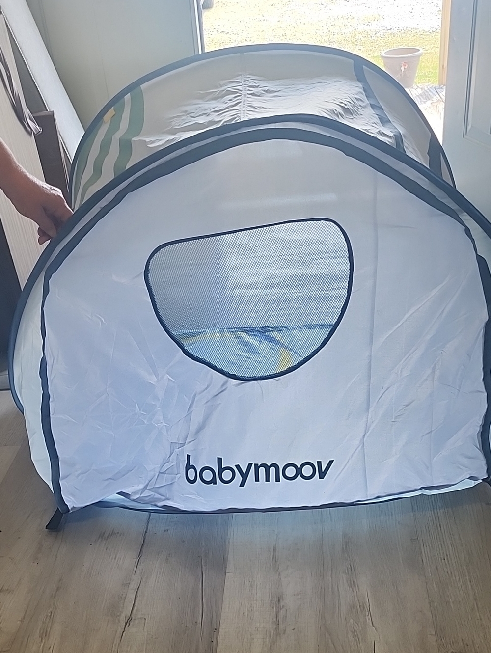babymoov Pop-Up  Beach Tent in White and Navy